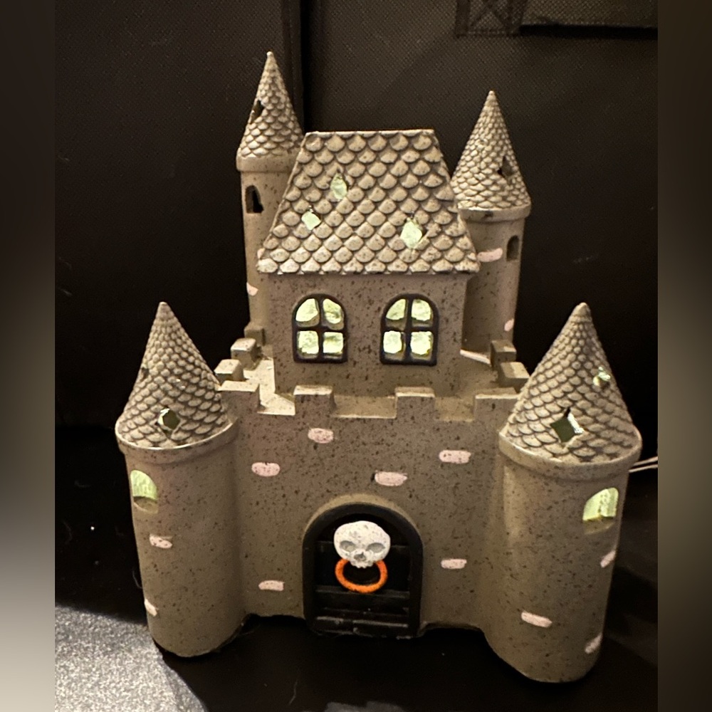 Light-up Halloween Castle